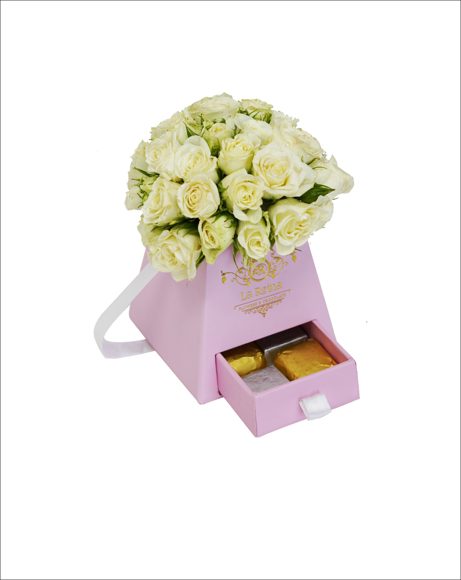 Picture of BABY WHITE ROSES WITH CHOCOLATES
